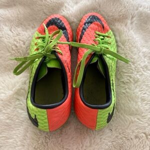 Nike women’s soccer turf shoes in good preowned condition size 6